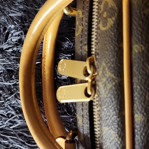 LOUIS VUITTON 🎀 EXCELLENT CONDITION 🩵DISCONTINUED 💄**MANHATTAN PM**💄 - Picture 9 of 14